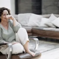 Selbstbewusste Frau im Ledersessel schaut direkt in die Kamera beim Instagram Fotoshooting mit Natalia Schuchardt